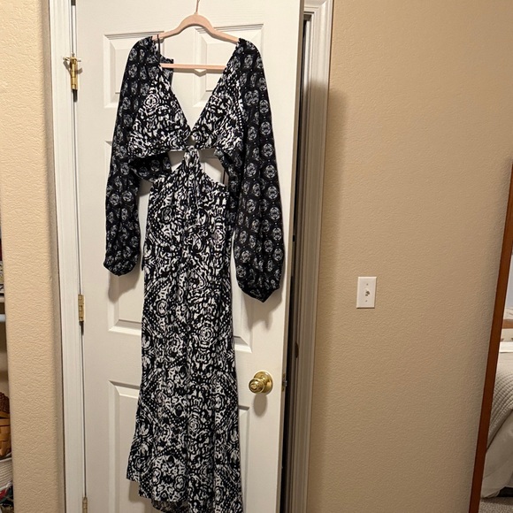 Abercrombie & Fitch Long Sleeve Plunge Cutout Maxi Dress - Picture 5 of 5